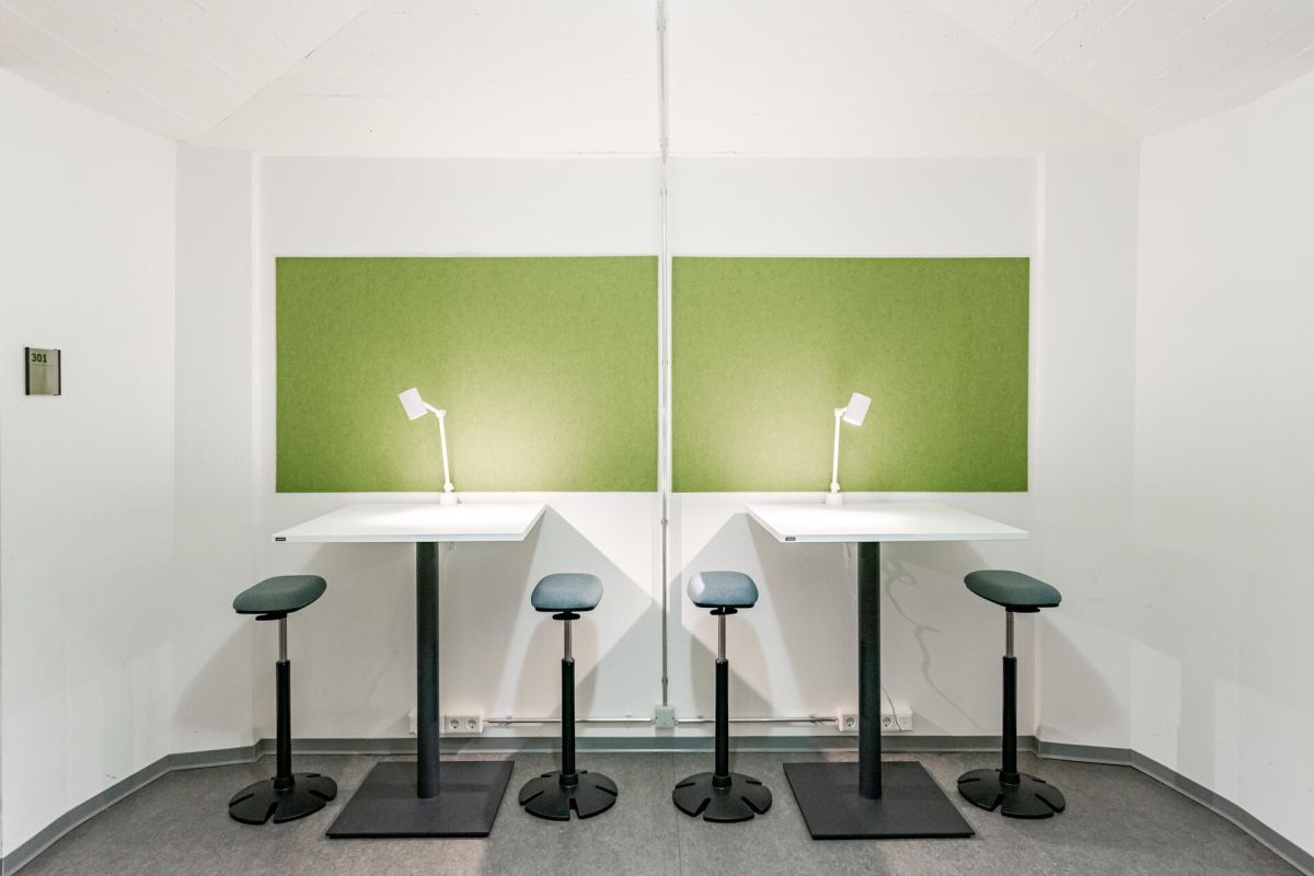 Zwei Stehtische mit Sitzhocker für eine flexible Kommunikation