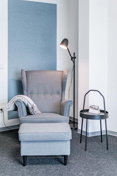 Ohrensessel mit Fußhocker und Beistelltisch