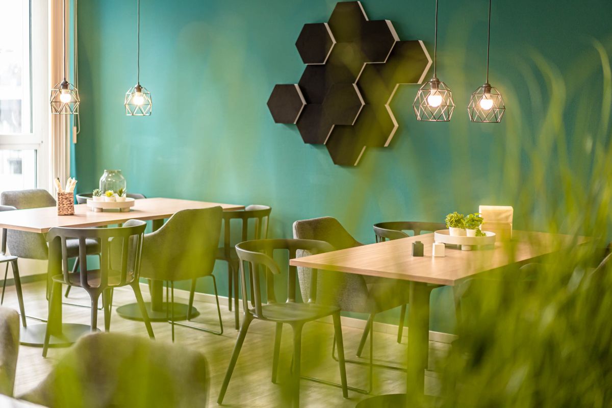 Workcafé mit einer kreativen Wandakustiklösung