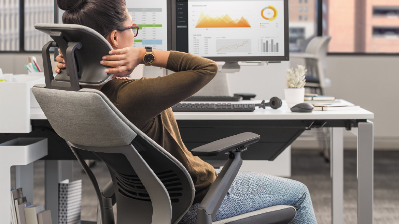 Ein flexibler Schreibtischstuhl muss sich in verschiedenen Ebenen individuell verstellen lassen um gesund sitzen zu können