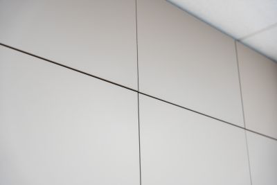 Die Küche fügt sich als zentrales Element selbstverständlich in die Raumarchitektur ein