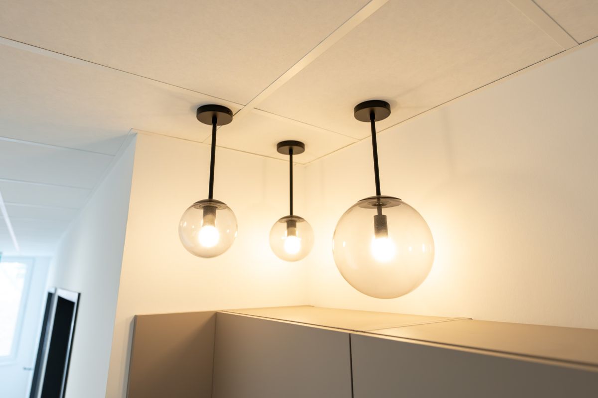 Innovative Beleuchtung rundet die Büroeinrichtung ab