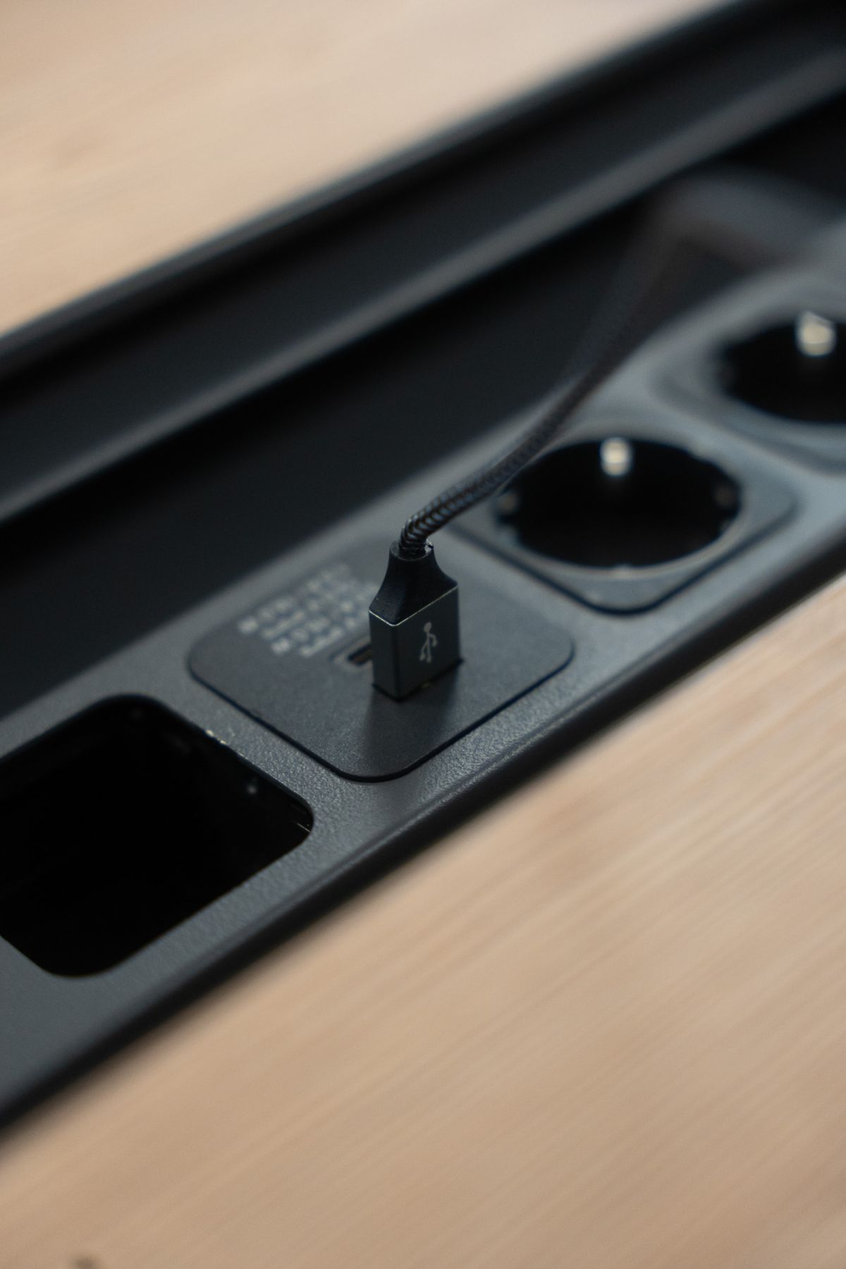 Integrierter Zugang zu Strom- ,Daten- und Netzwerkanschlüssen