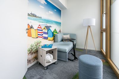 Loungesofa und Sitzpouf kombiniert mit Schreibtablar und Beistelltisch