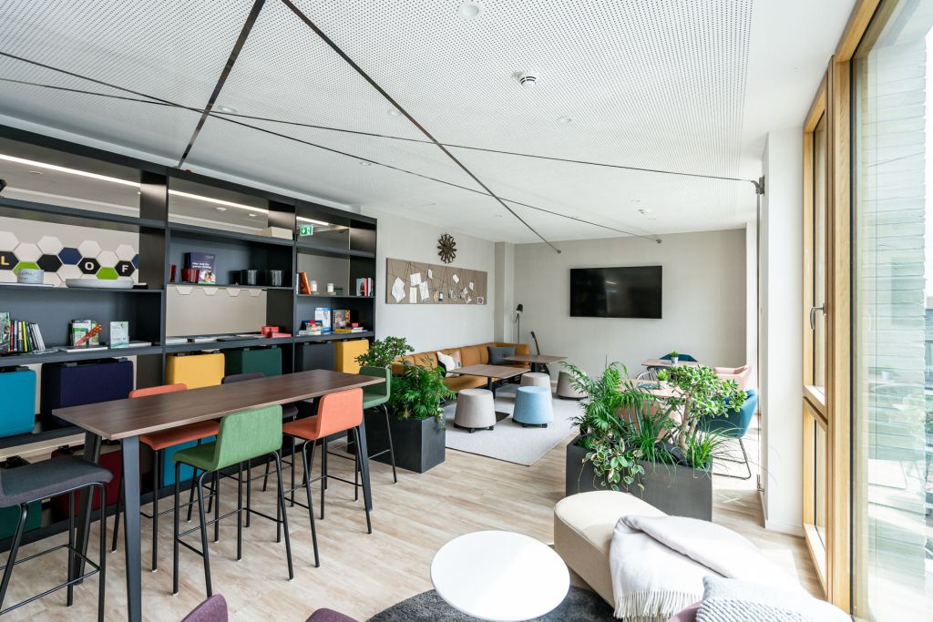 Work Café mit vielen verschiedenen Sitzmöglichkeiten