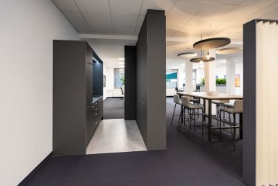 Abgetrennte Teeküche in einer offenen Bürolandschaft