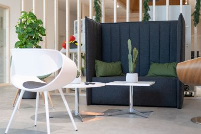 Empfangsbereich mit Highbacksofa, Loungesessel und Beistelltisch