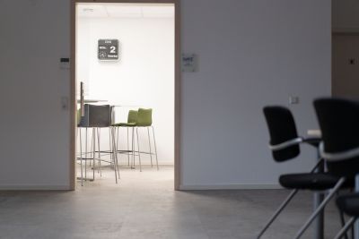 Teeküche mit Stehtische und Barhocker