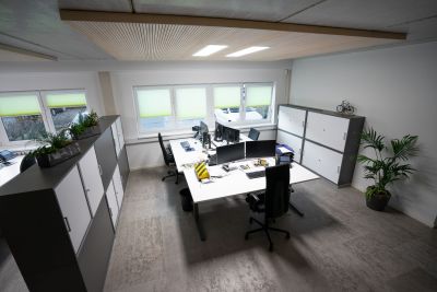 Ergonomisch geplante Arbeitsplätze mit viel Stauraummöglichkeiten