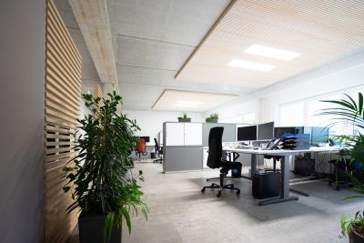 Teamarbeitsplätze mit Stauraumlösung