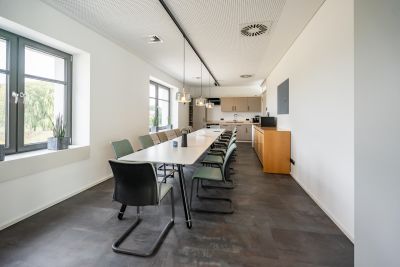 Großzügig gestaltete Bistroküche