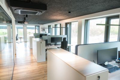 Ergonomische Arbeitsplätze mit persönlichem Stauraum