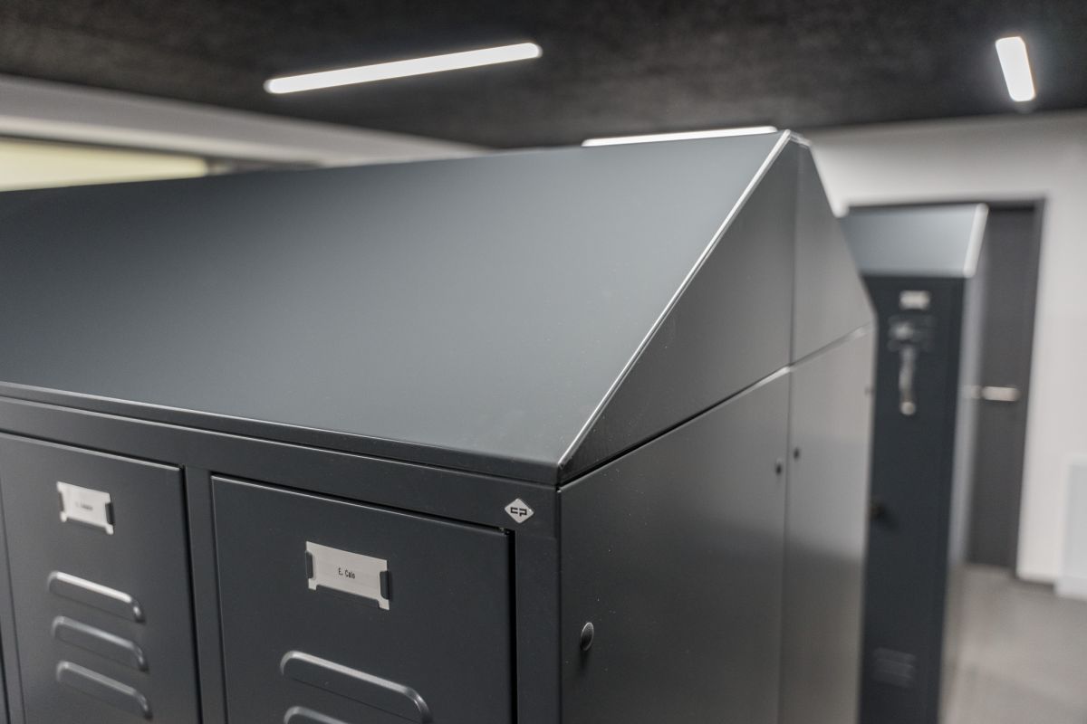 Abschließbare Fächer bieten Stauraum für persönliche Gegenstände