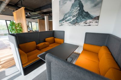 Gemütliche und ansprechende Besprechungslösung auf offene Fläche