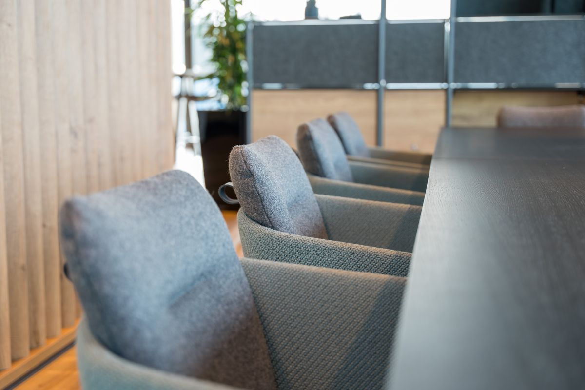 Die bequemen Sessel bieten den perfekten Sitzkomfort auch für ländere Meetings