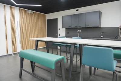 Mitarbeiterküche mit Hochtischlösung für die gemütliche Pause