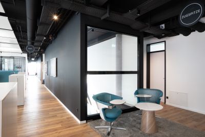 Eine moderne Bürolandschaft mit offenen Besprechungsmöglichkeiten