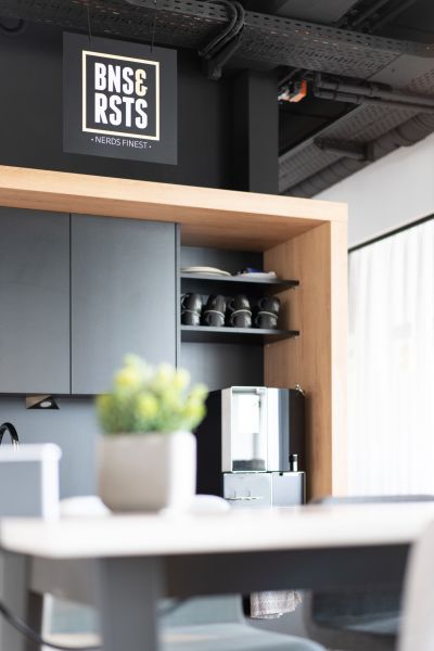 Die moderne Büroküche bietet Raum für informelle Meetings