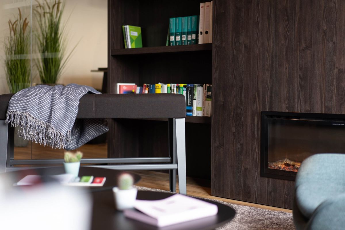 Besprechungsbereich mit Bibliothekcharakter