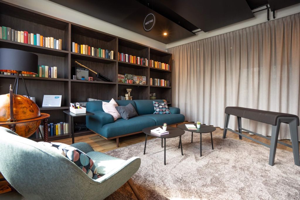 Besprechungsbereich - Die Bibliothek ist der Raum für absolute Konzentration und ruhige Gespräche