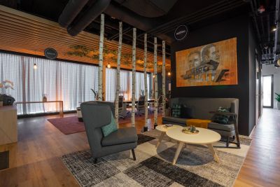 Das netgo Basecamp ist ein Ort, an dem Arbeit und Freizeit ineinanderfließen - Besprechungsmöglichkeit mit Wohnzimmercharakter