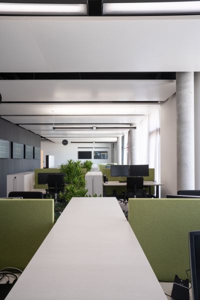 Der Apothekerschrank ermöglicht eine flexible Arbeitsumgebung ohne Einschränkungen im Nutzerkomfort