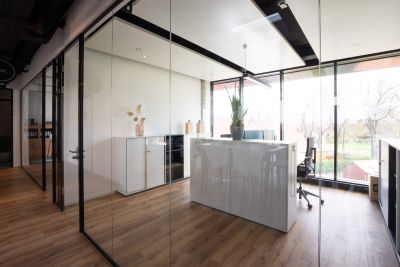 Großzügiger vollausgestatteter Doppelarbeitsplatz mit reichlich Stauraum