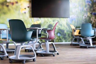 Eine Sitzlösung mit integriertem Stauraum und flexiblen Schreibtablar