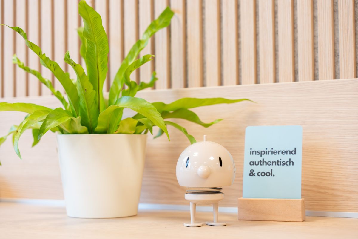 Loungemöbel, Pflanzen, Akustikmodule und Ambientebeleuchtung schaffen Ruhe und Wohlbefinden