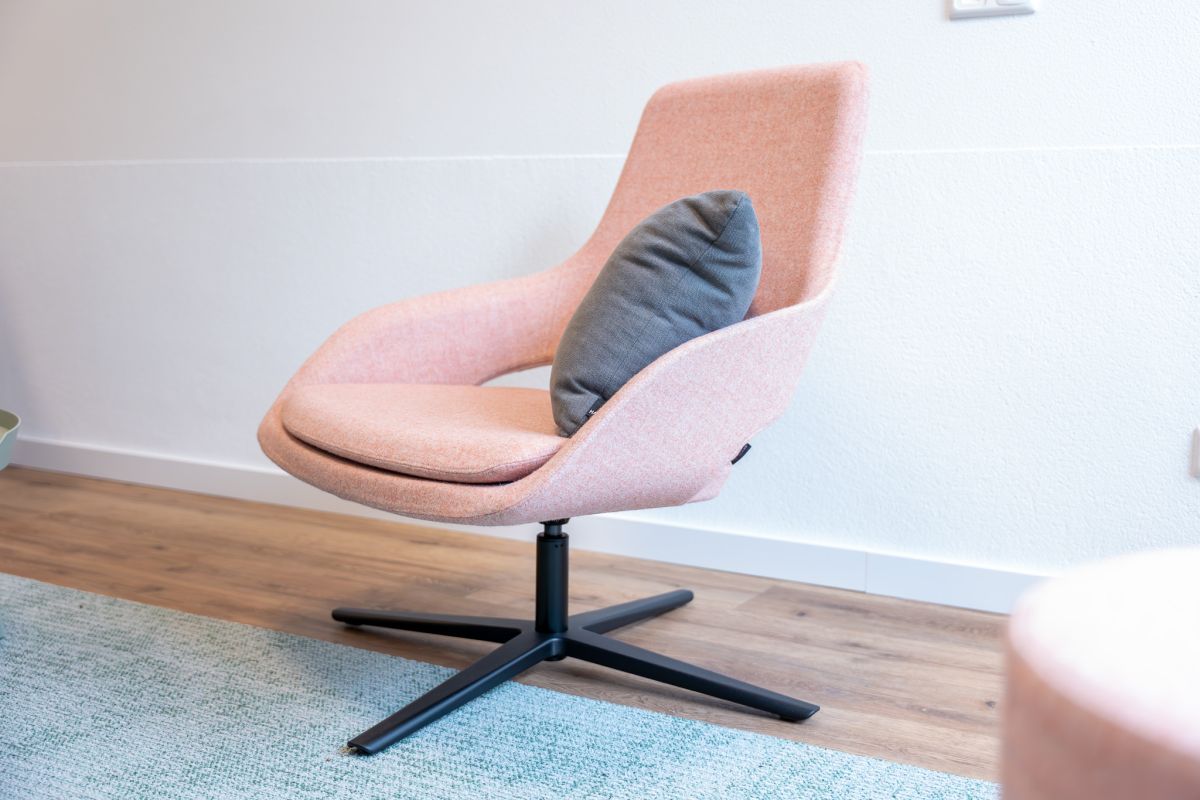 Die neue Lehrerlounge wurde als warmer, einladender Begegnungsraum gestaltet