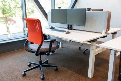 Ergonomische Arbeitsplätze sind essenziell für ein gesundes Arbeitsumfeld