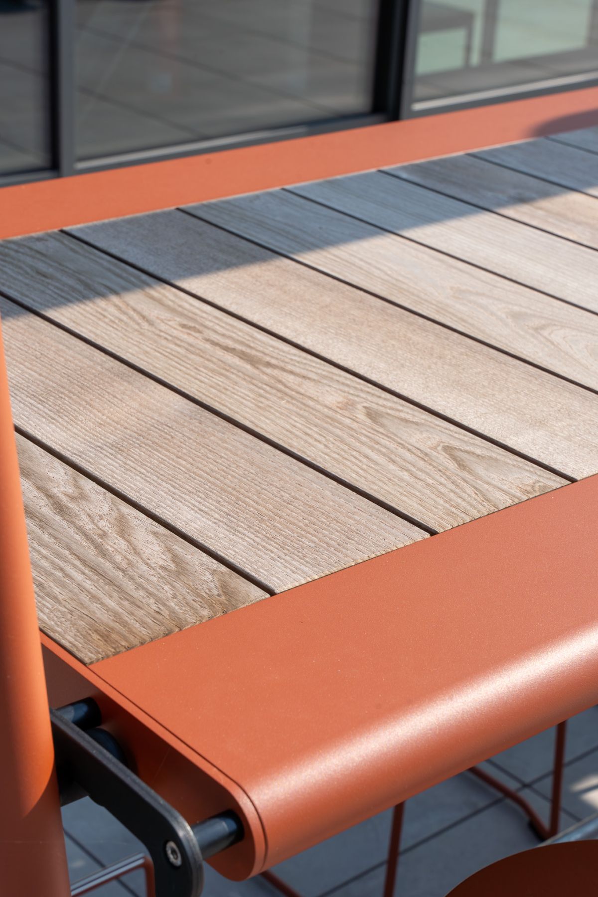 Die stilvollen Outdoormöbel laden zu entspannten Pausen ein