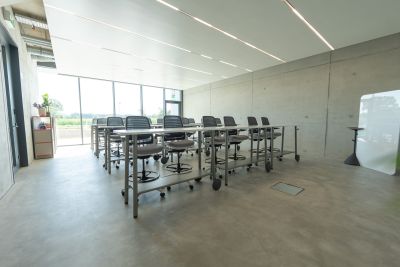 Die Flexibilität der Tische und Stühle ermöglichen einen zügigen Wechsel zwischen verschiedene Arbeitsmodi zu.