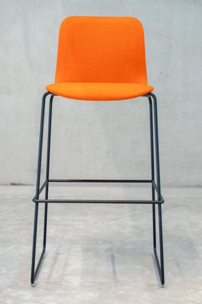 Durch den Barhocker bleibt der Körper in Bewegung und fördert so die Kreativität und die Konzentration