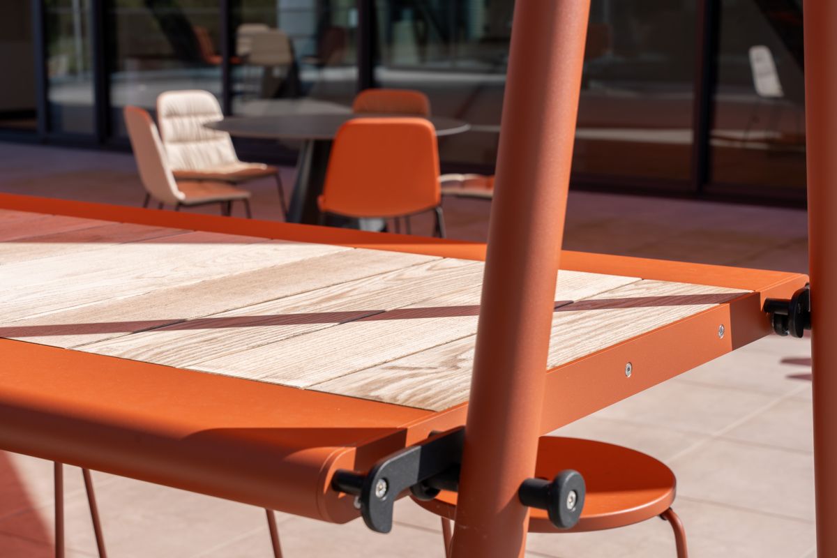 Stilvolle Designmöbel auf der Dachterrasse laden in den warmen Monaten zu entspannten Pausen ein