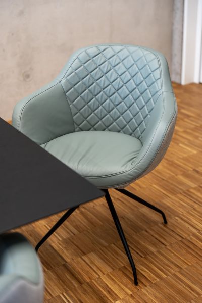 Ein Loungstuhl der eine vielseitige und bequeme Sitzgelegenheit bietet