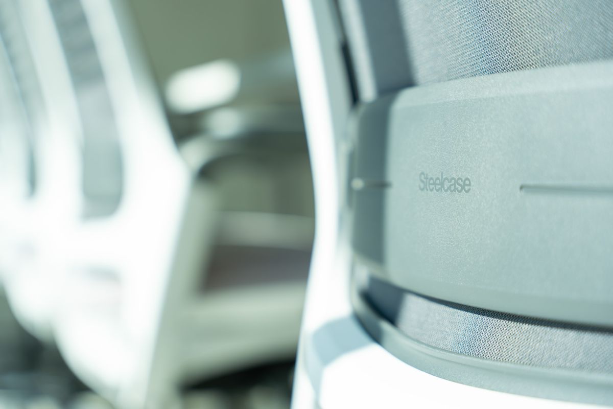 Der Schulungsraum überzeugt mit seinen ergonomischen Arbeitsstühlen