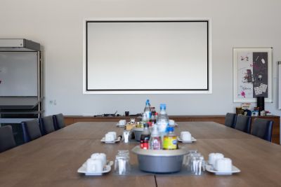 Konferenzraum ausgestattet mit Medientechnik mit maximaler Funktionalität