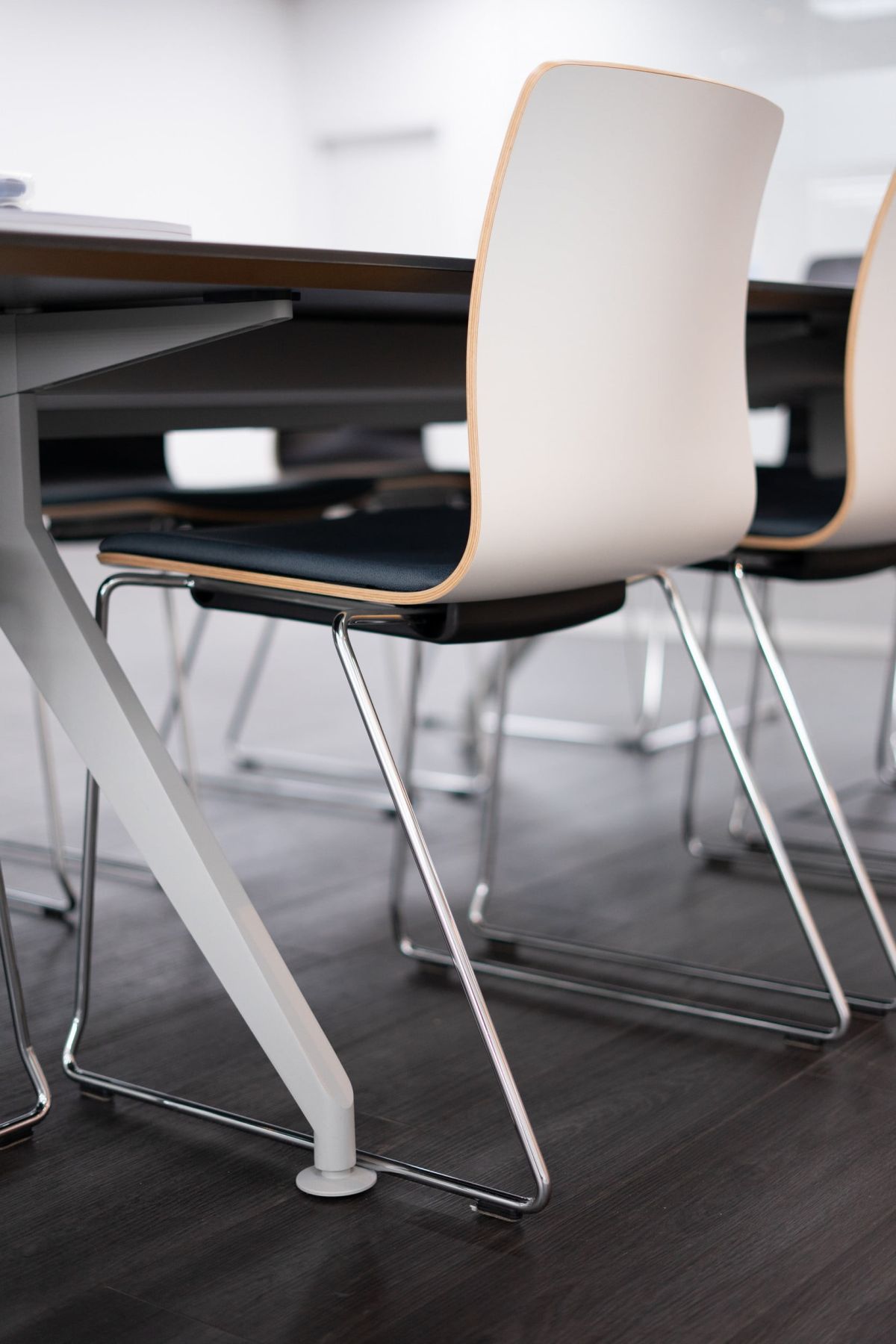 Geradliniger Konferenzstuhl mit Sitzkissen und Kufengestell