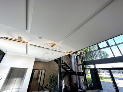 Akustisch wirksame Deckensegel im Empfangsbereich