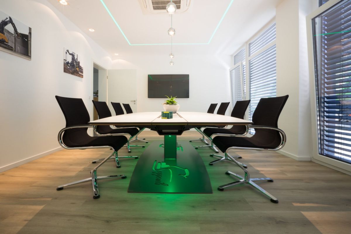 Repräsentativer Besprechungstisch mit geläserten Firmenlogo im Metalltischfuß