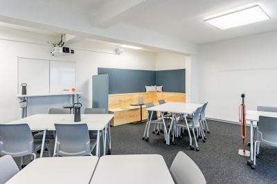 Moderne und flexible Seminarraumlösung mit mobilen Tischen und Stühlen