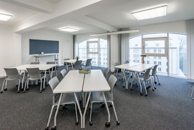 Rollbare Seminarstühle und Tische bieten ein hohes Maß an Flexibilität für jede Schulungssituation