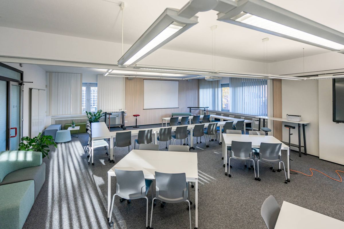 Flexibler Schulungsraum mit mobilen Einzeltischen in Sitzhöhe und rollbaren Stühlen